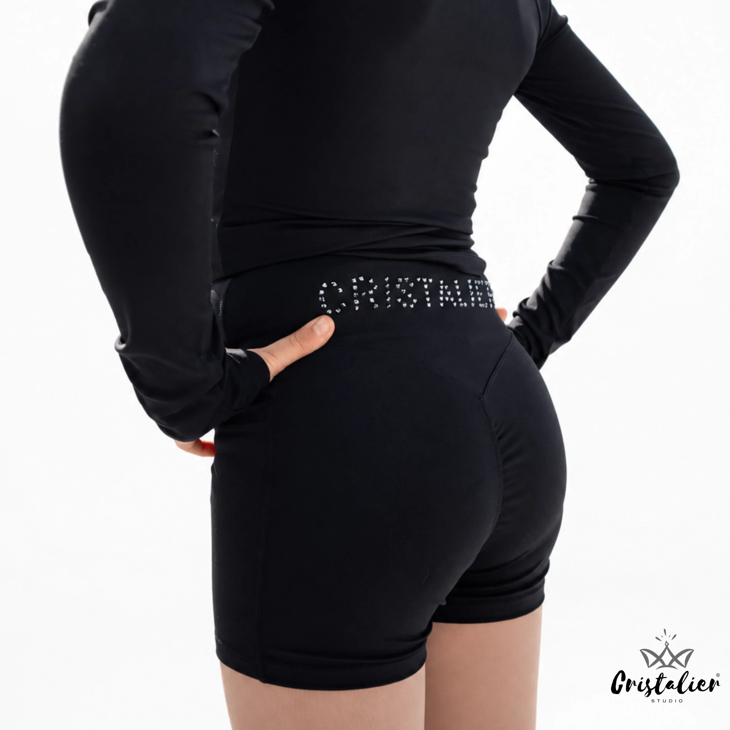 Short en V WRINKLED NEGRO CON PEDRERÍA - Imagen 4